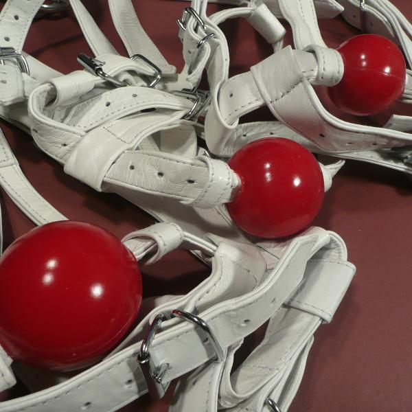 Weißer Knebelharness mit Silikon-Ball, rot