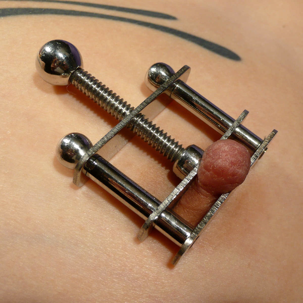 Screw nipple clamps